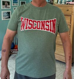 Big Ten NCAA Wisconsin Badger Football Tshirt Adult Medium