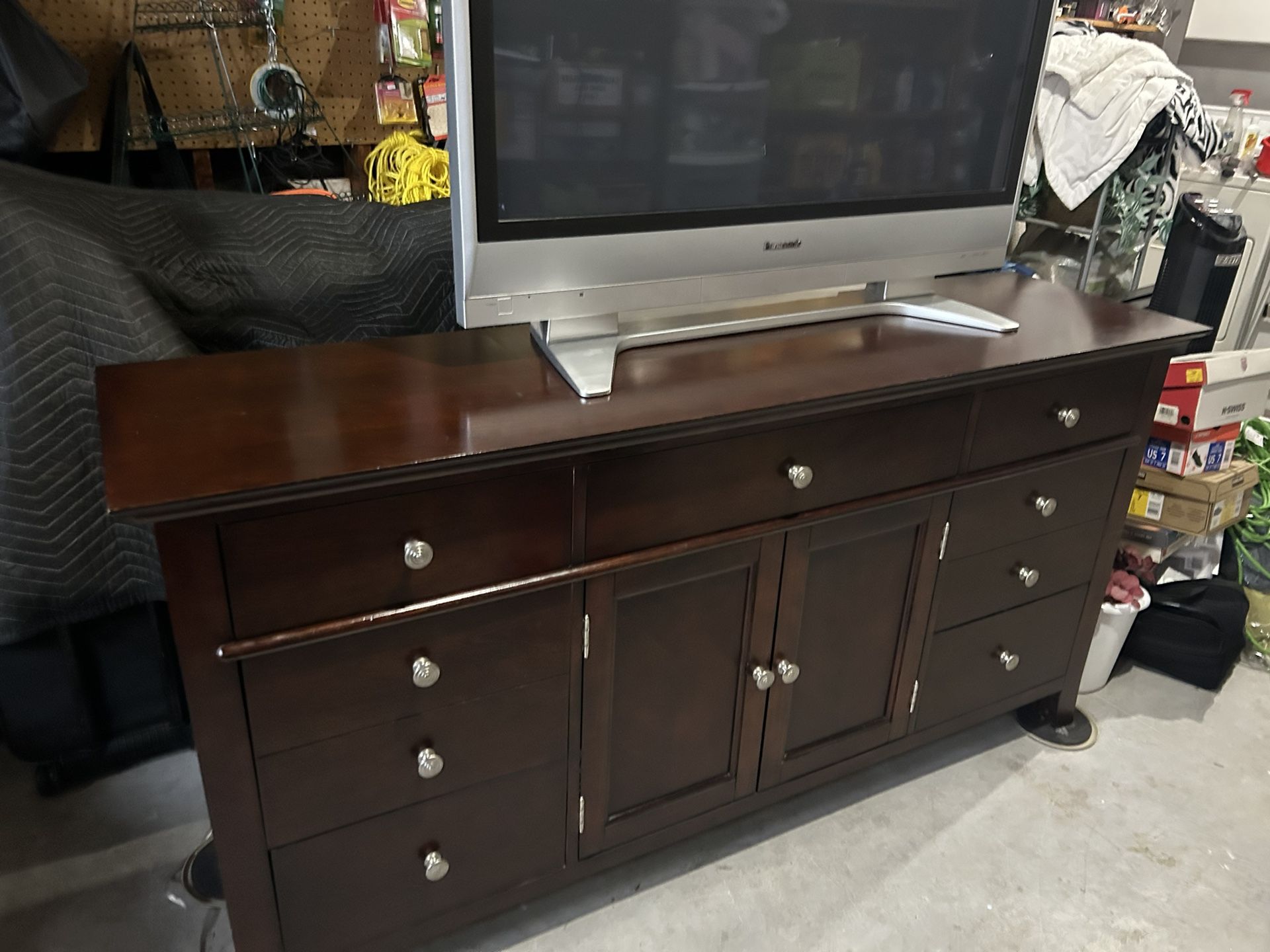Dresser, 7 drawer with 1 cabinet