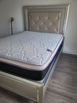 NEW QUEEN-SIZE PILLOW TOP MATTRESS AND BOX SPRING