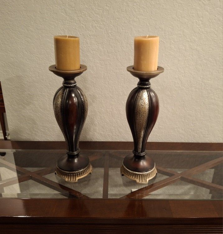 CANDLE HOLDERS SET W/CANDLES(SERIOUS BUYERS ONLY PLEASE ππ»)READ FULL DESCRIPTION BEFORE ASKING PLEASE ππ» IF IT'S POSTED IT'S AVAILABLE π
