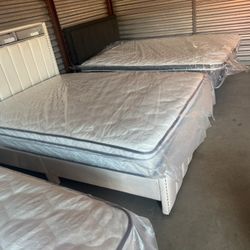 Queen Size Pillow Top Mattress / No Bed Frame 