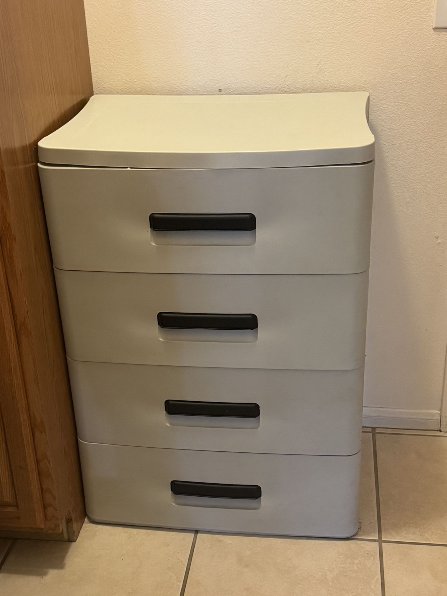 Dresser, Rubbermade type