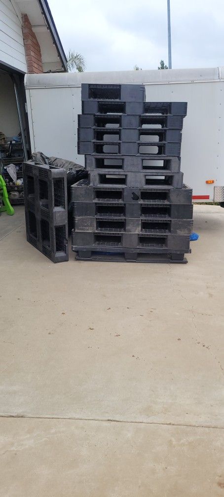 Black Plastic Pallets