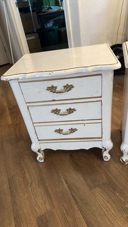 2 white nightstands.