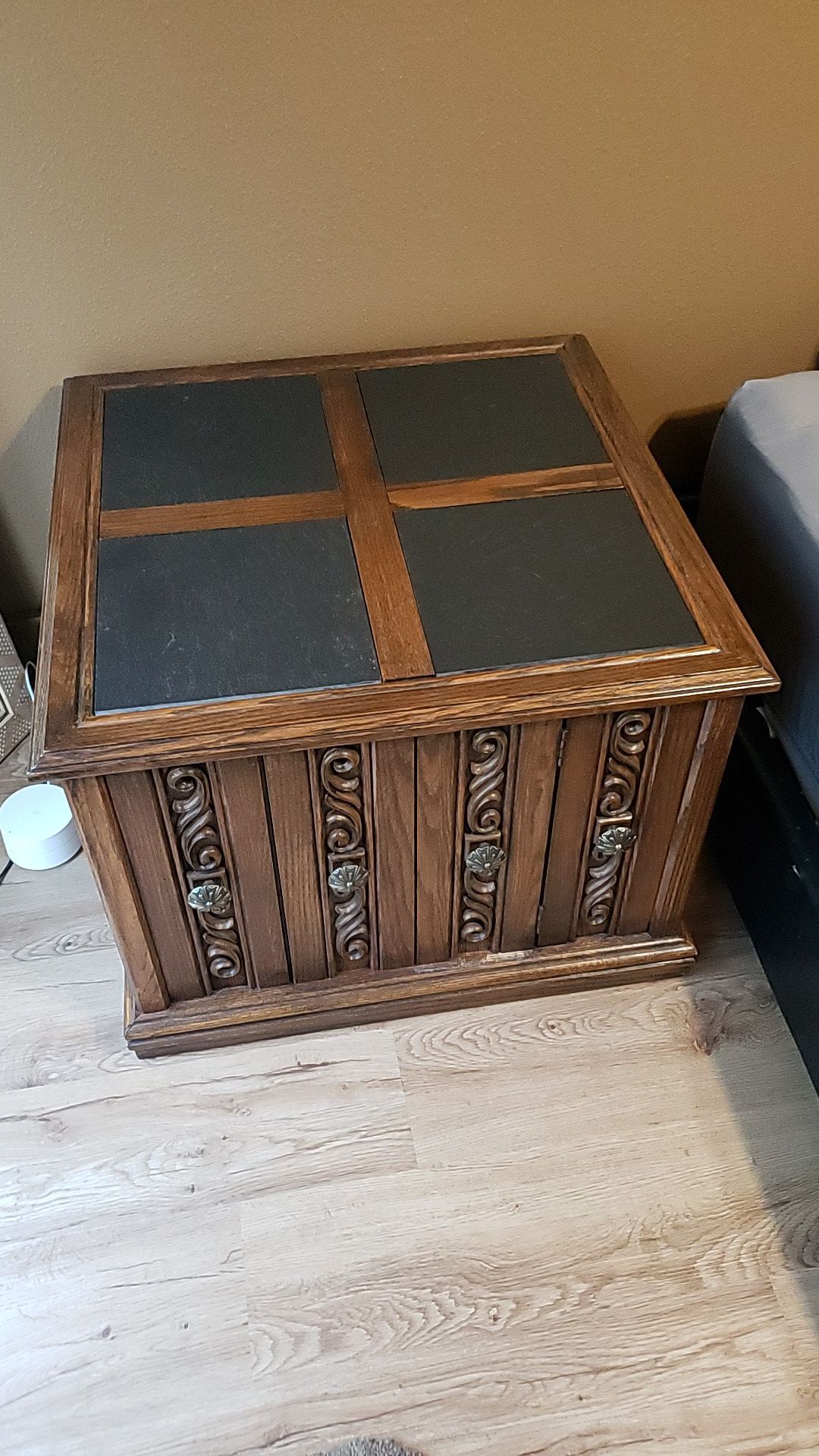 End table/bedside table