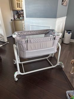 Baby bassinet lightly used