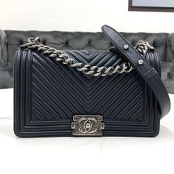 Chanel Boy Chanel V-stitch black shoulder bag 20 series