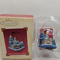 Hallmark Keepsake Christmastime in City Ornament 2003 clip on Eve holiday

Great condition,  no flaws, clip on
Dated 2003

Smoke free and pet free hom