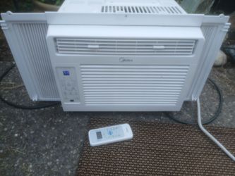 Midea 5000 btu window mount air conditioner works comes with remote control and expanding window plate.