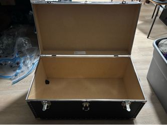 30 inch black trunk