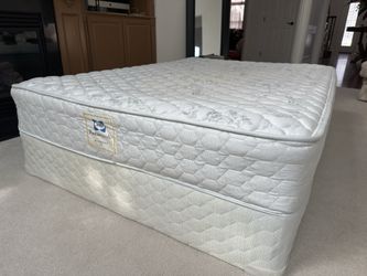 Full size mattress with box spring - Lighted Used