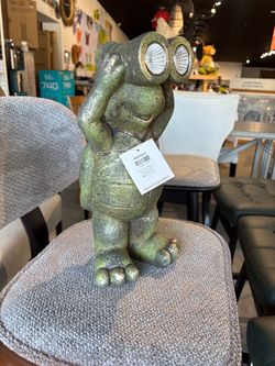 Solar Powered Frog Garden Statue with Light-Up Binocular Eyes Outdoor Patio Yard Decor
