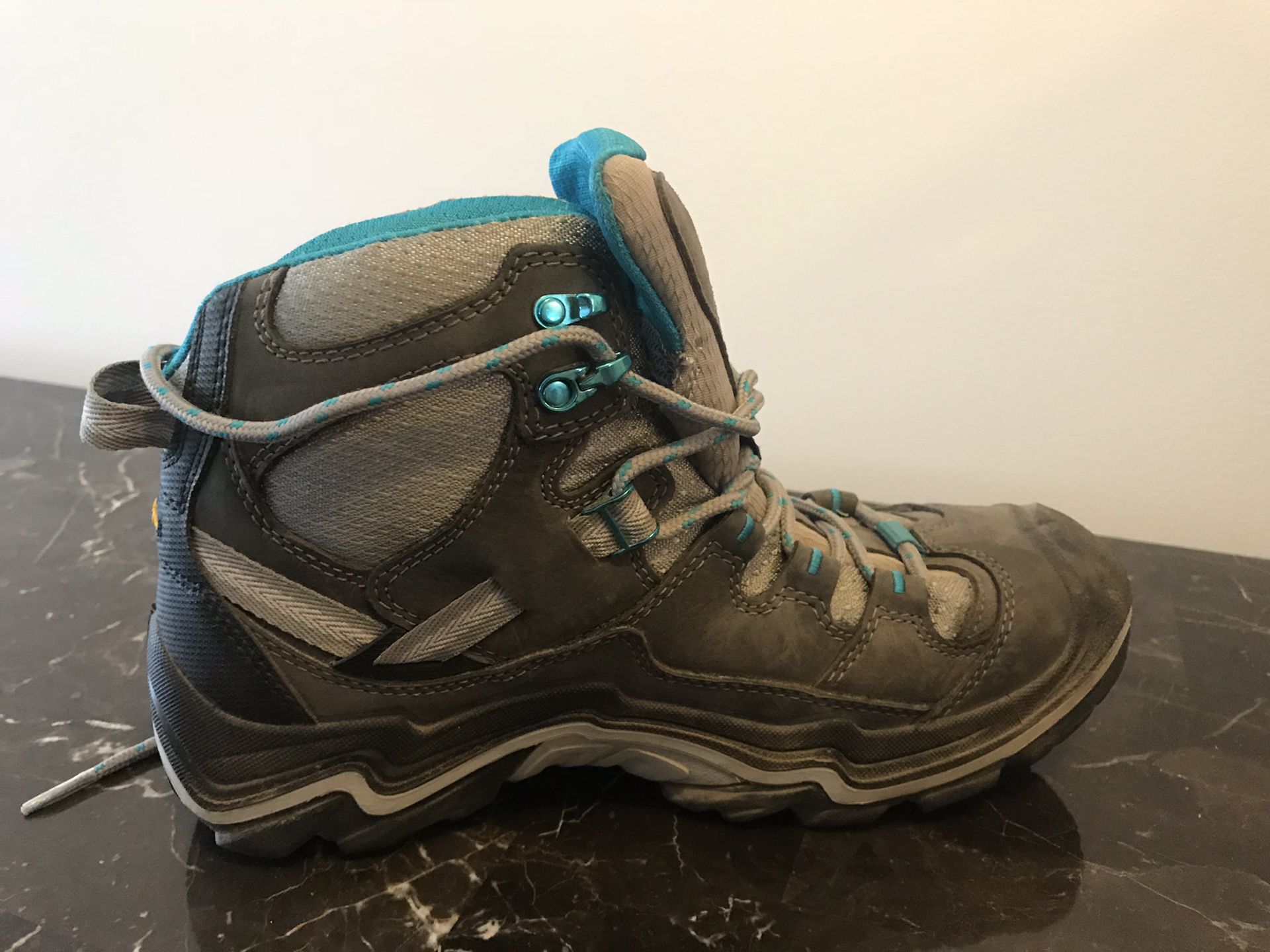 Women’s Keen hiking boots 8.5 worn 1 time!