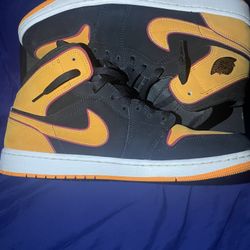 Nike Air Jordan 1 Mid SE "Vivid Orange"