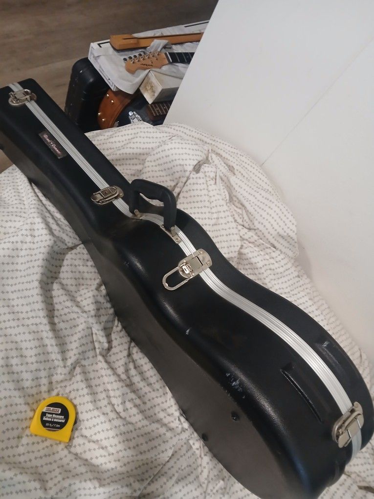 Accoustic Case....for Thinline Accoustic.....by Roadrunner in Near Mint Condition..$60