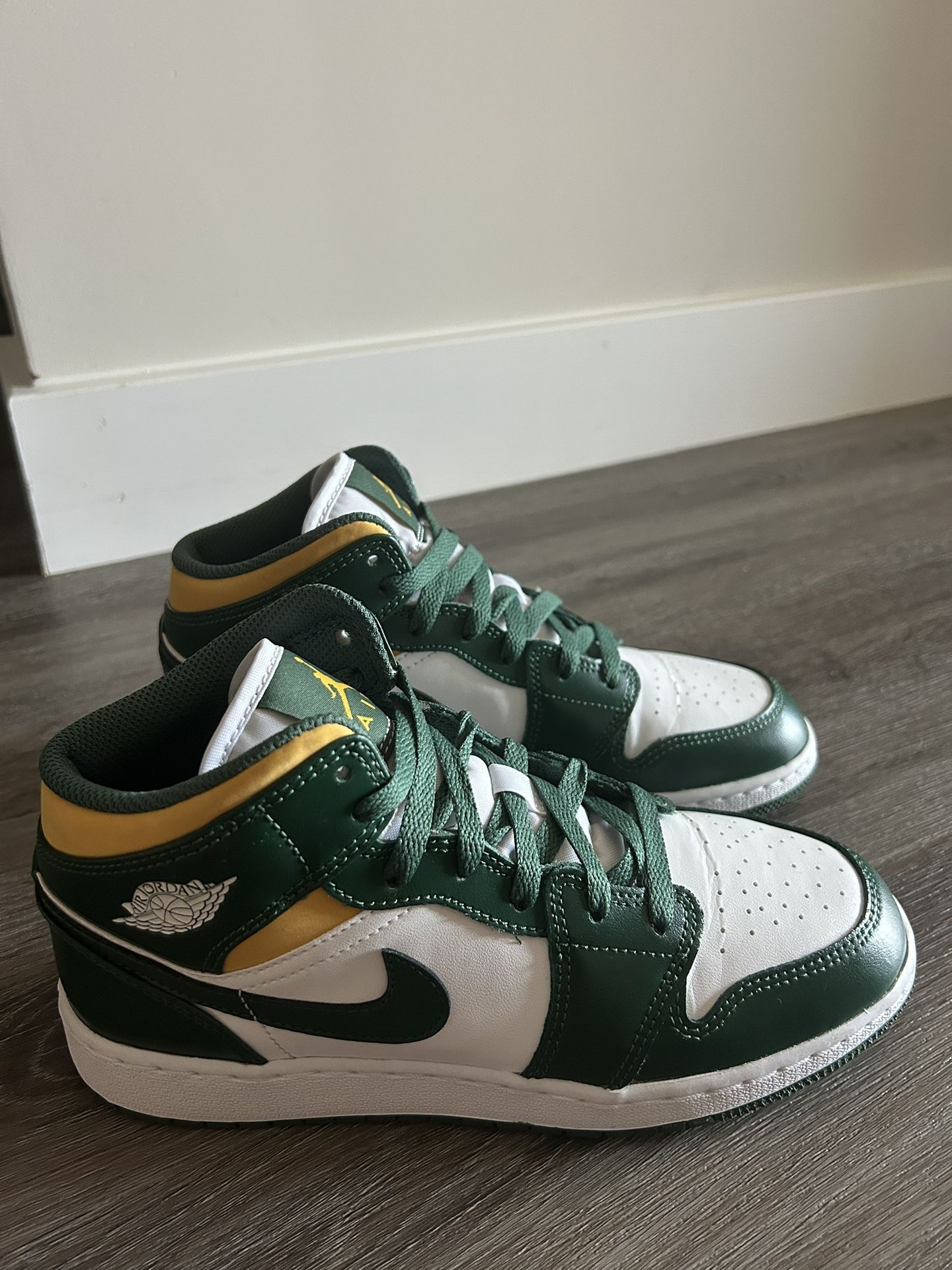 Jordan 1 Mid ‘Sonics’ Size: 6Y, 6M, 7.5W