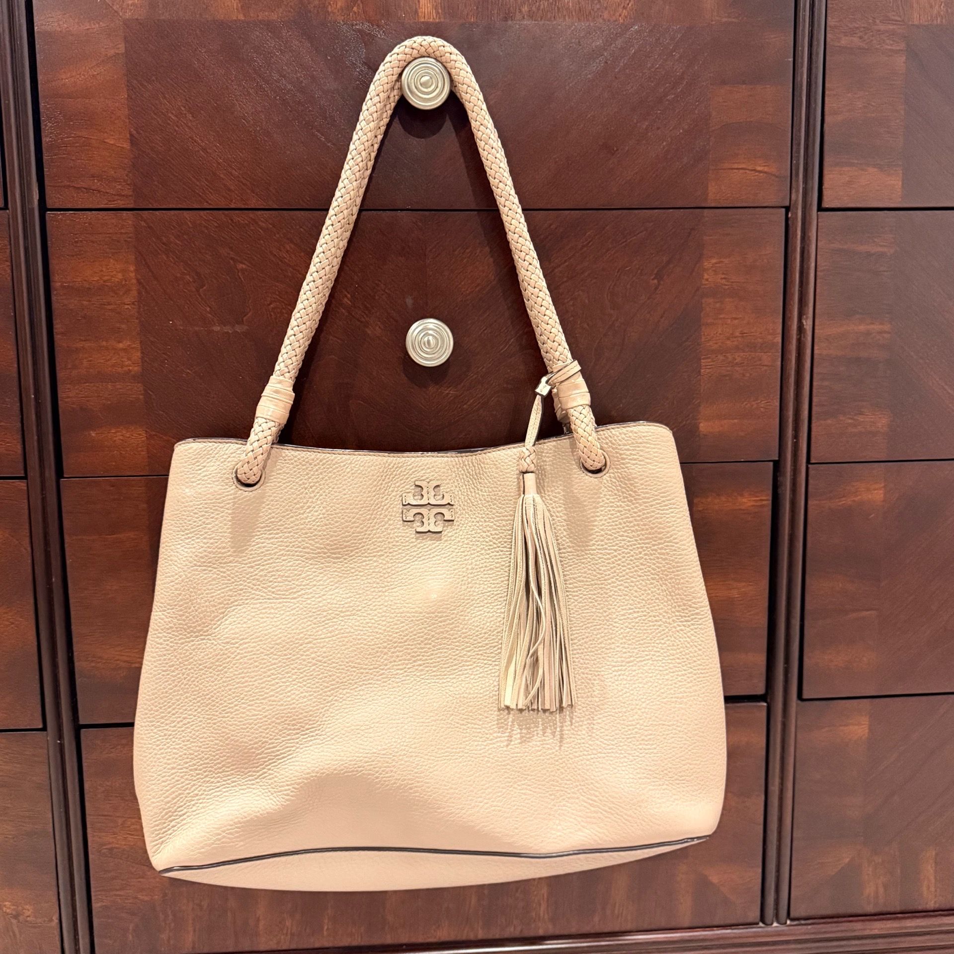 Tory Burch Beige Tote Bag Zip Closure Tassel Logo Lined Inner Pocket