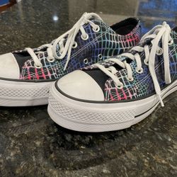 CONVERSE Women's Chuck Taylor All Star Lift Platform Sneakers Size 9