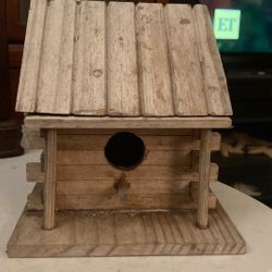 Log cabin birdhouse