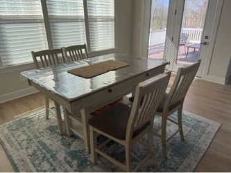 Bolanburg Counter Height Dining Table and 4 Barchairs