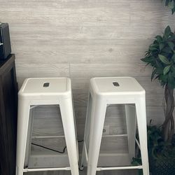 2 bar stools