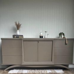 Elegant Mid-Century Modern 9 drawers Dresser by Albe