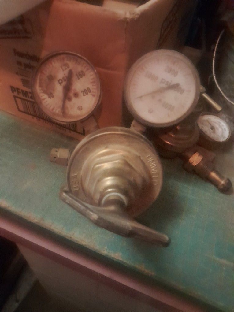Regulators And Gauges