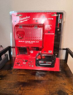 Milwaukee M18 REDLITHIUM XC5.0 Battery and Charger Starter Kit