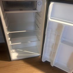 Mini Fridge / Ice Maker 