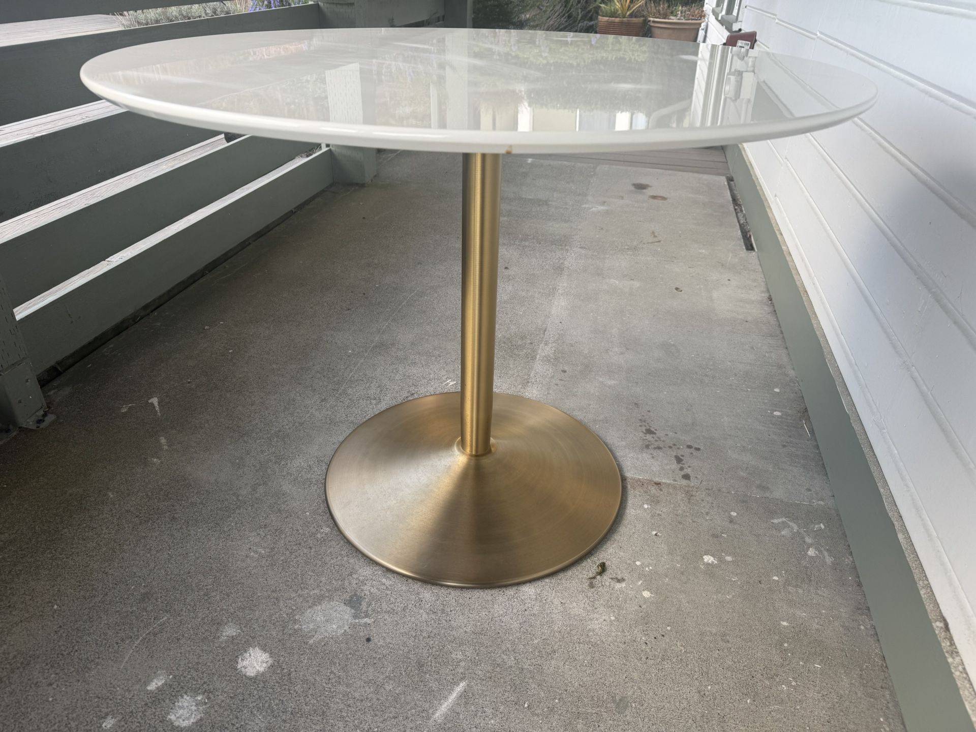 Round Dinning Table - 39”