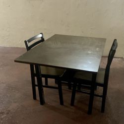 Wood Table With 2 Chairs / Mesa De Madera Con 2 Sillas