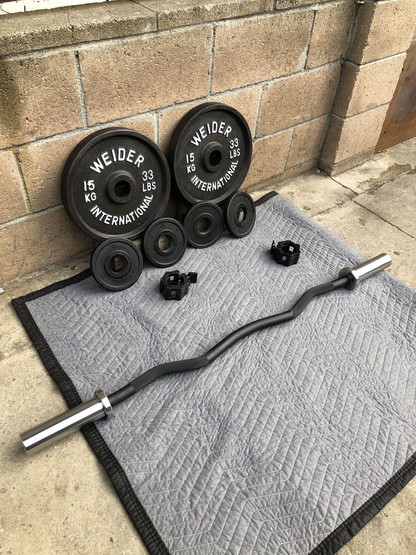 Olympic weights 33s,2.5s and Curl Bar new