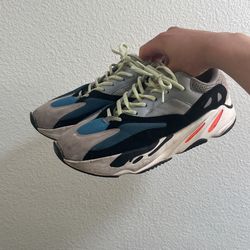 YEEZY WAVE RUNNER SIZE 13