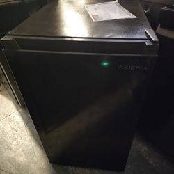 BLACK MINI REFRIGERATOR.....3.3 CU....NEW ....TRAY INSIDE IS LITTLE CRACKED.....$ 70