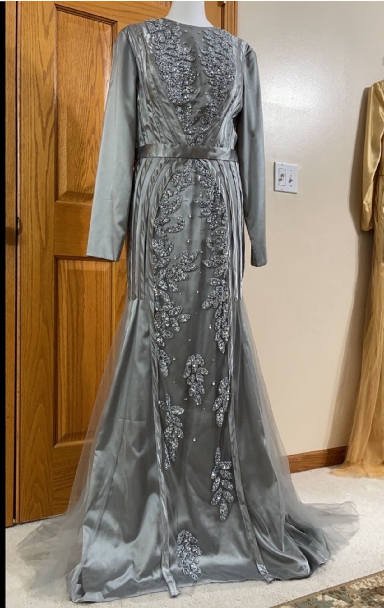 Women’s Formal Dress Size 12 / 14 Gold Custom Sequins Long Train Sleeves Maxi Islamic Muslim Gown