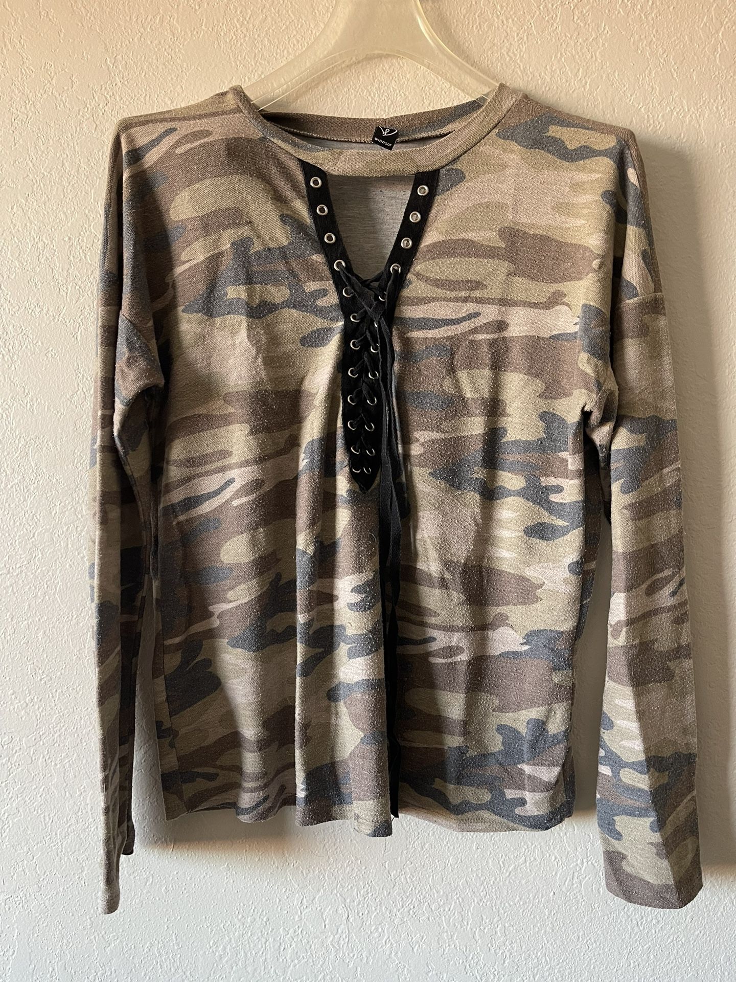 Windsor, Women’s Green Camo Lace Up Front Longsleeve V Neck Shirt, Size M