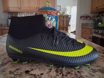 Soccer cleats us size 8.5