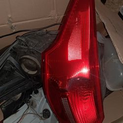 2017.  Ford Focus Lateral Light 
