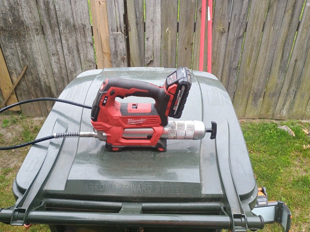 Milwaukee Grease Gun With Battery