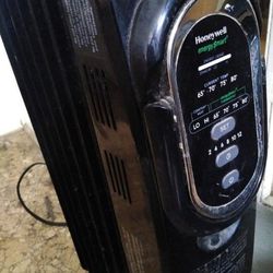 HONEYWELL OIL FILLED ELECTRIC SMART SPACE HEATER WITH THERMOSTAT READINGS