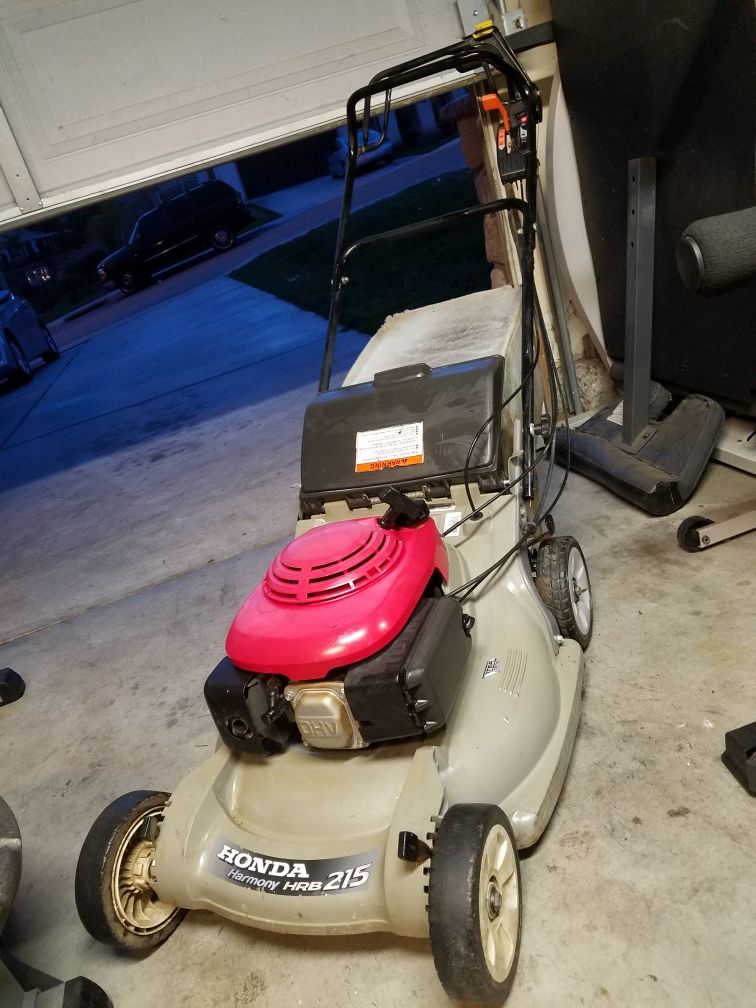 HONDA Harmony HRB215 LAWNMOWER SELF PROPELLED IN GOOD WORK for Sale in