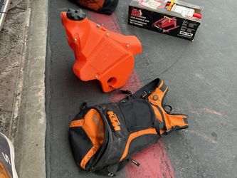 Ktm gas tank and back pack with hydration system built in