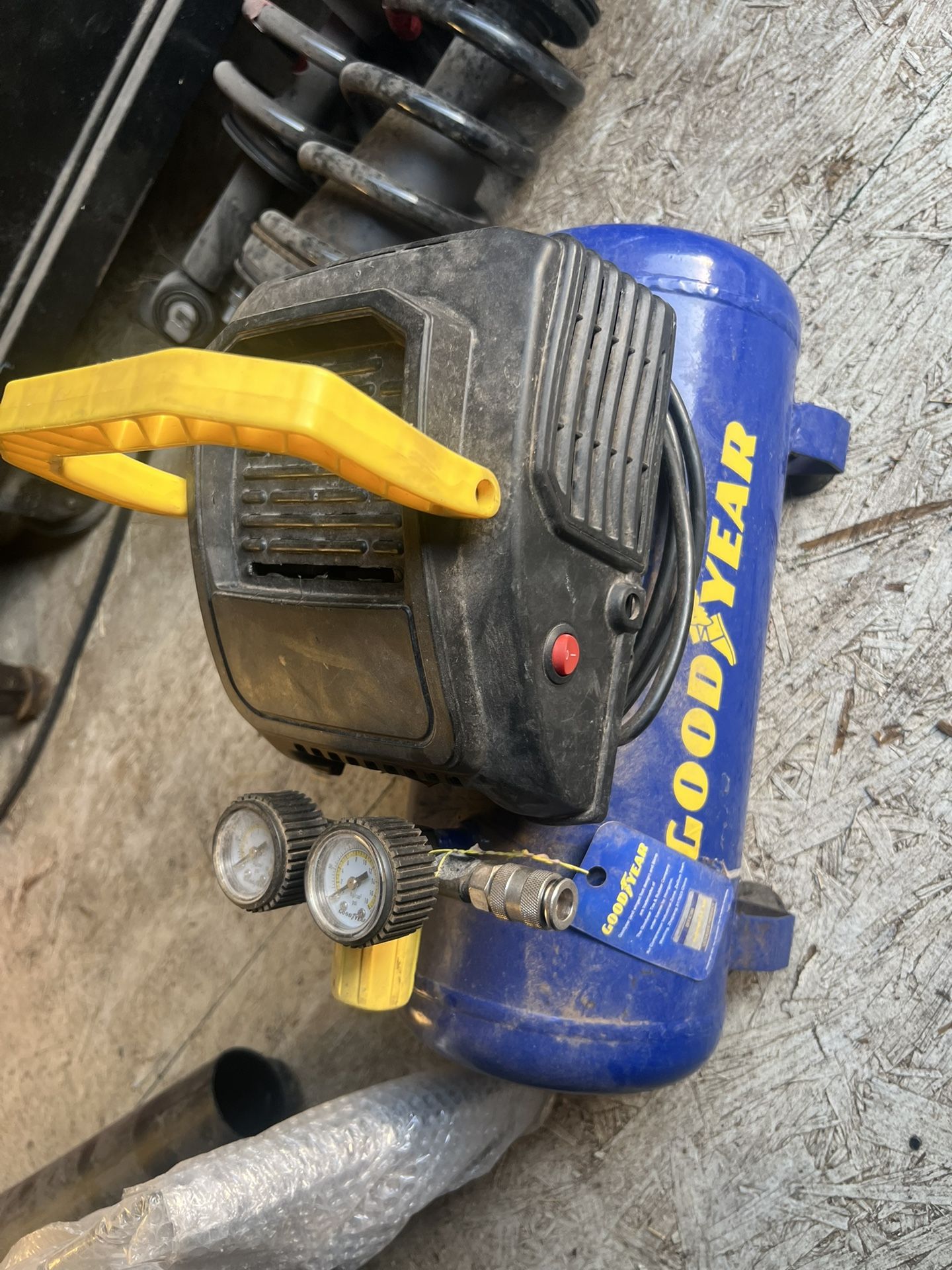 GOODYEAR 3 Gallon Horizontal Air Compressors. 135 Max Psi. Long Lasting Induction Motor.