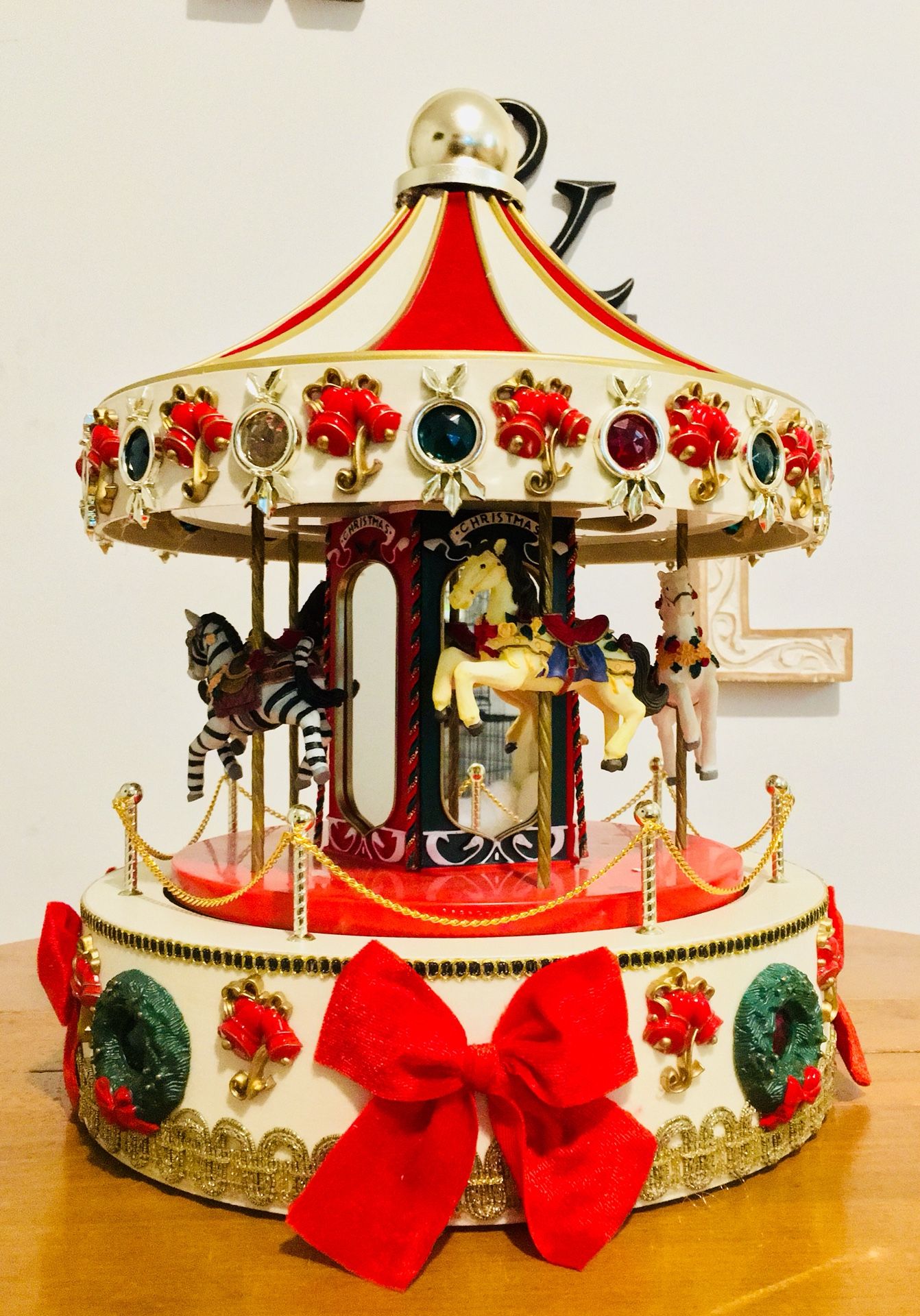 HOLIDAY WORKSHOP 16" MUSICAL LIGHTED ANIMATED CHRISTMAS CAROUSEL WORKS PERFECTLY! MUSIC, ON/OFF SWITCH, EVERYTHING WORKS!