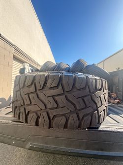 35/12.5/17 Toyo open country RT (1) 80-90% tread