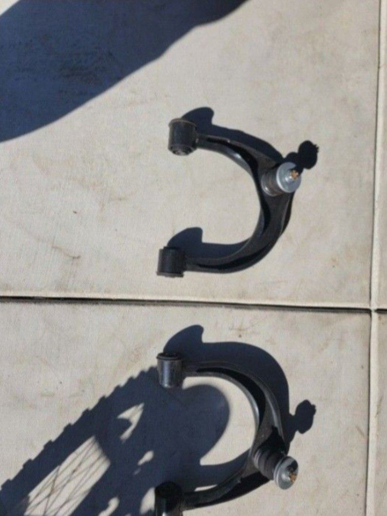 2024 TOYOTA 4RUNNER OFFROAD PREMIUM  CONTROL ARMS IN LIKE NEW CONDITION.