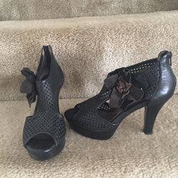 Size 6 1/2 Black Leather 4 in heel sandals