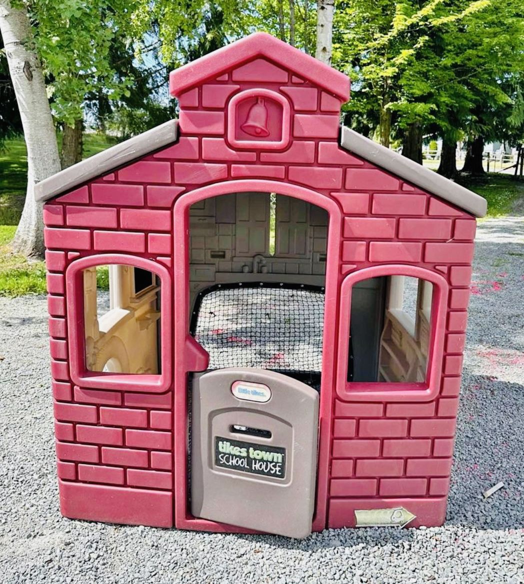 Little tikes town center cheap playhouse