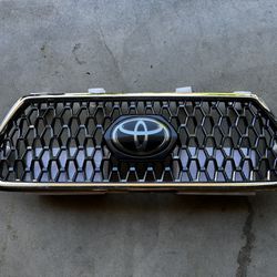 2018 Toyota Tacoma TRD Off-Road OEM Grille