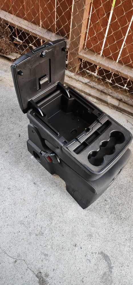 GMC Sierra 2014 Front Middle Seat